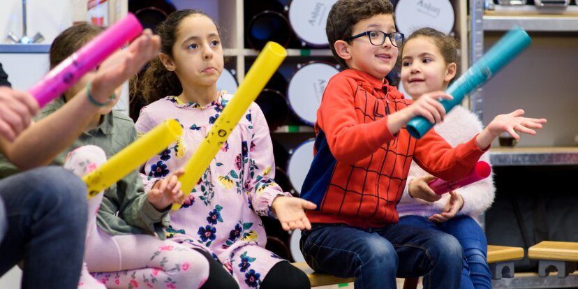Jonge kinderen in de klas maken muziek