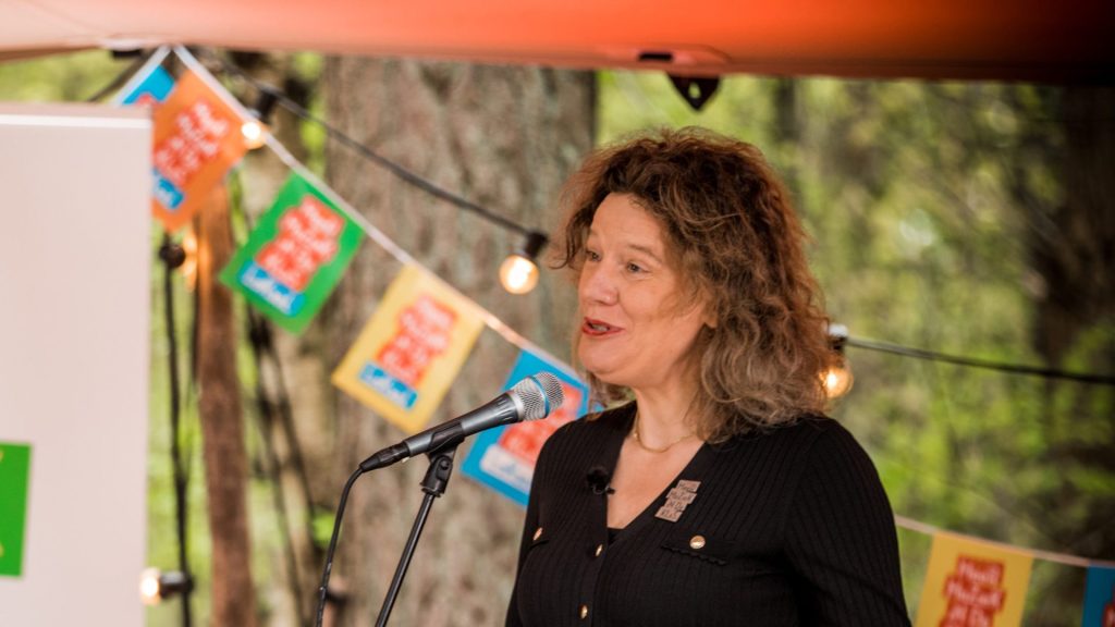 Vrouw houdt praatje in microfoon