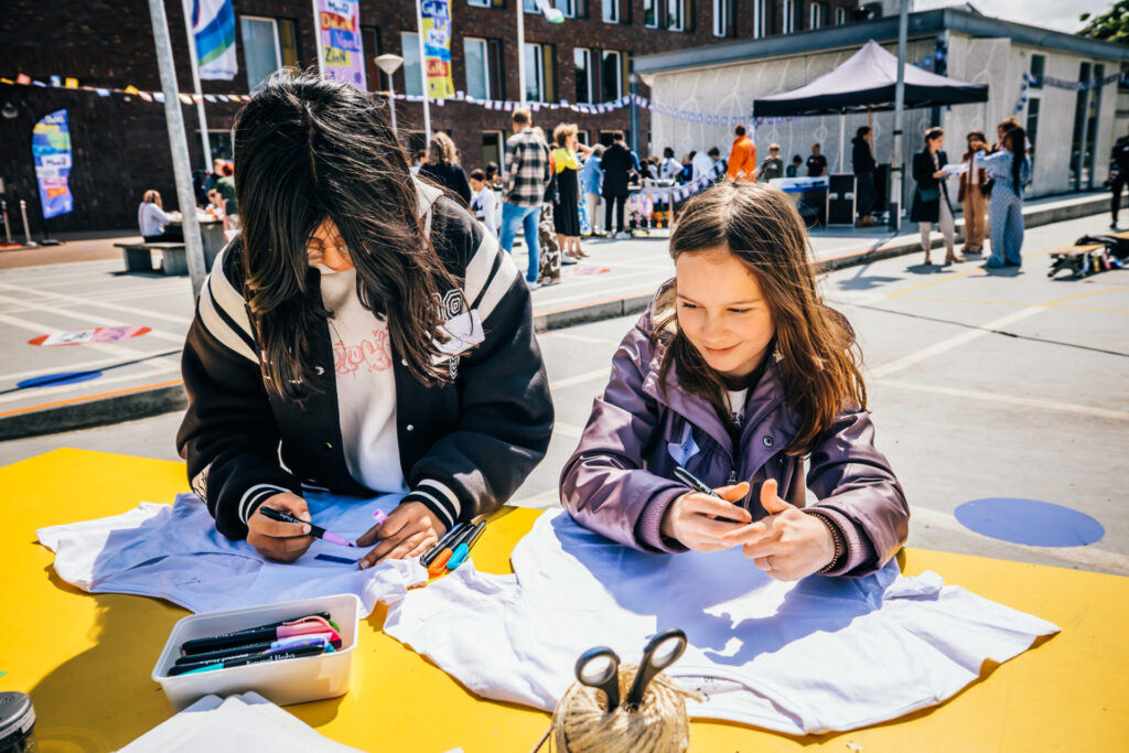 Twee meiden maken een shirt