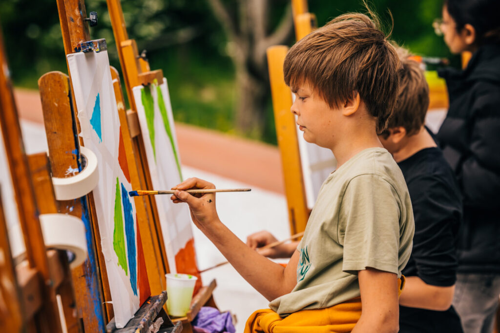 Jongen schildert op doek