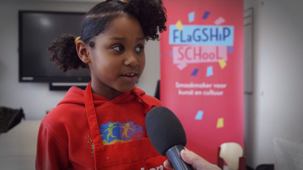 Meisje wordt geïnterviewd