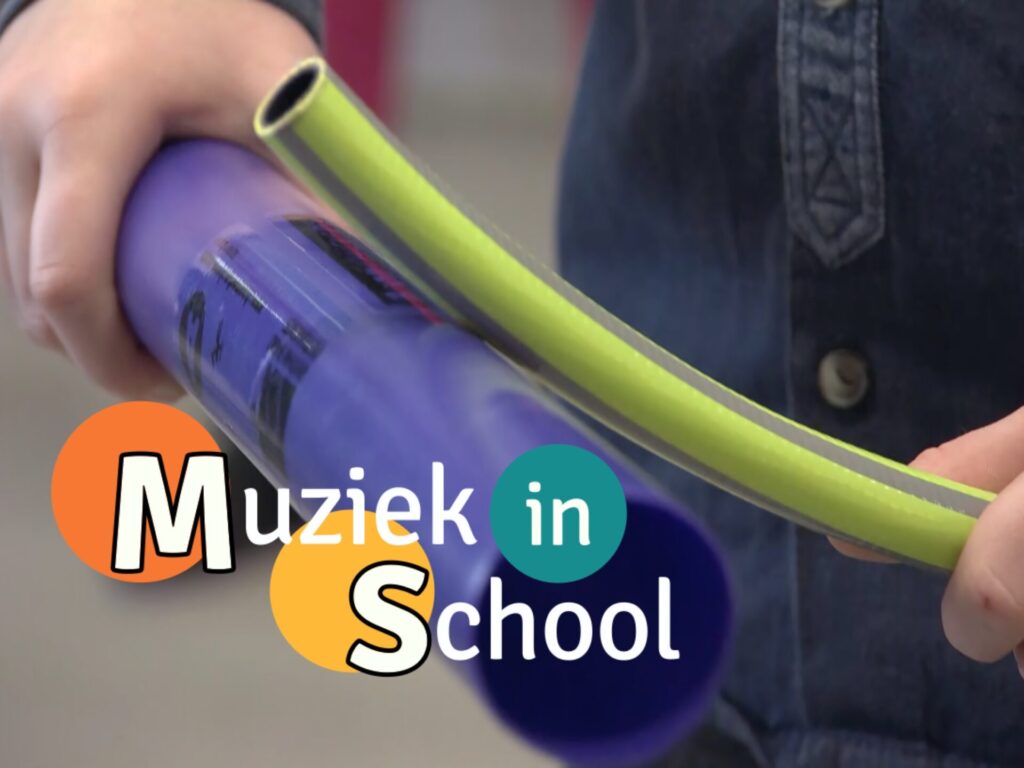 Kind slaat met een slang op een boomwhacker