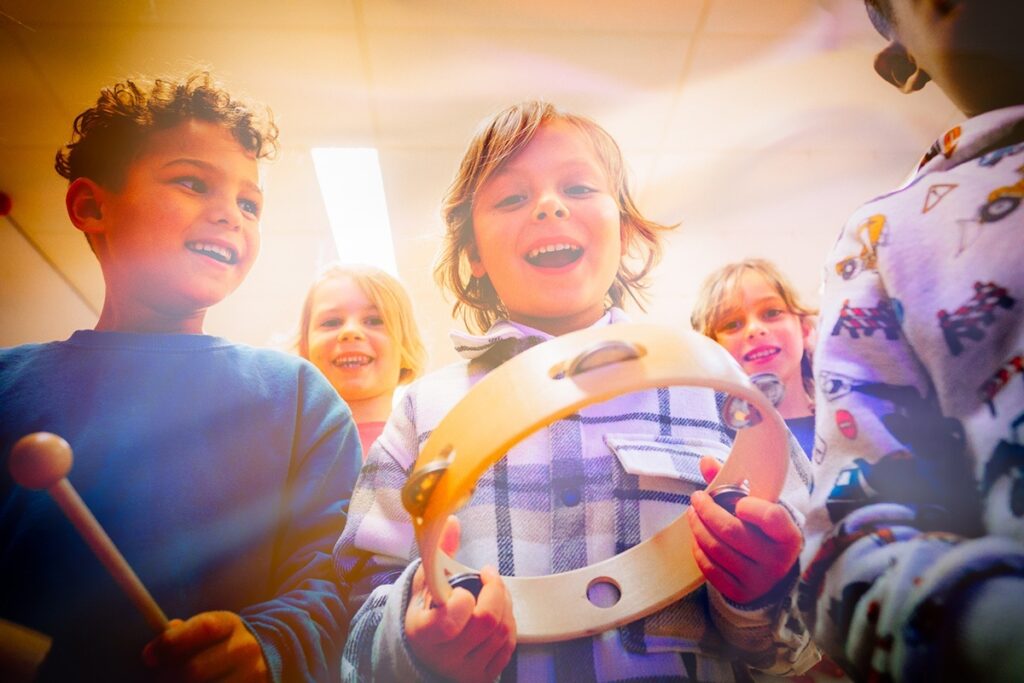 Kinderen spelen op een tamboerijn