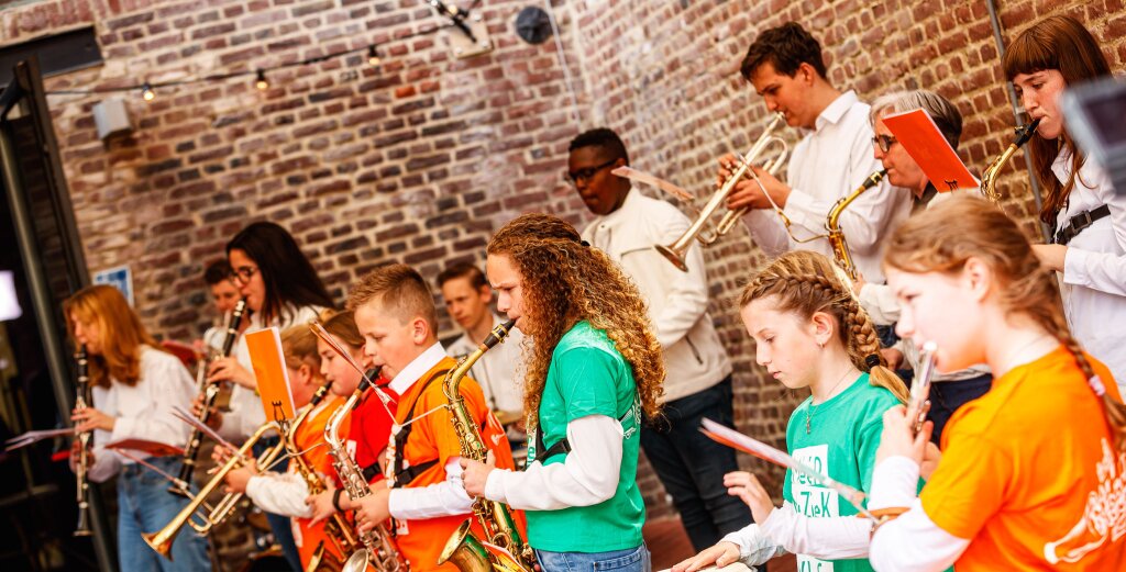 Zeeuwind doneert geld voor muziekinstrumenten voor speciaal onderwijs in Zeeland