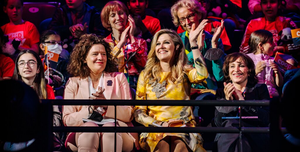 Koningin Máxima opent eerste MuziekSpeeltuin Rotterdam en bezoekt met basisschoolkinderen het Eurovisie Songfestival